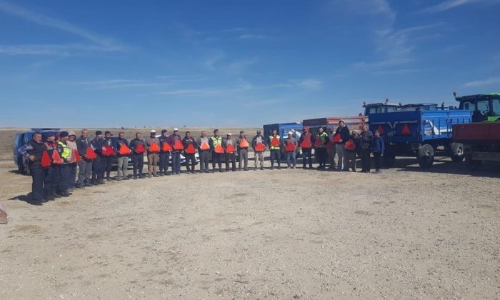 Jandarma ekipleri traktör ve tarım aracı kullanan sürücülere reflektör dağıttı