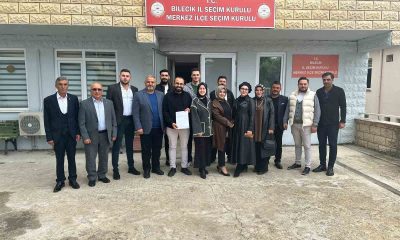 AK Parti İlçe Başkanlığına yeniden seçilen Servet Yılmaz mazbatasını aldı