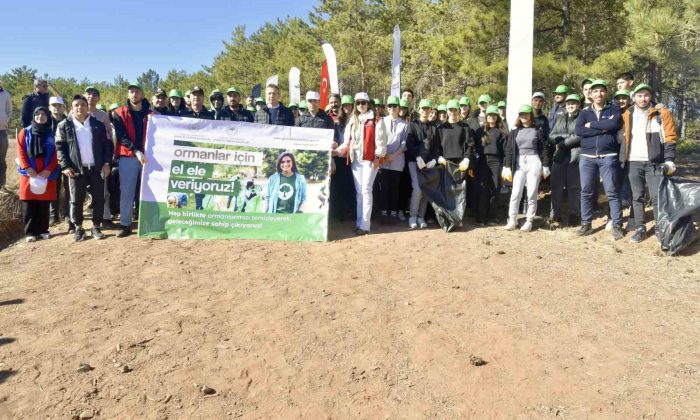 Eskişehir’de bürokratlar ve gençler ormanları temizledi