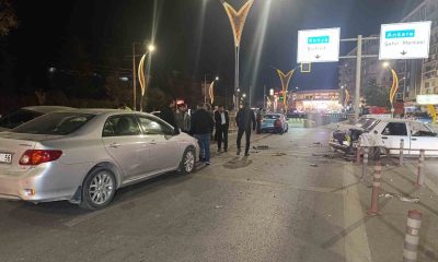 5 otomobilin karıştığı kazada ortalık savaş alanına döndü: 2 yaralı