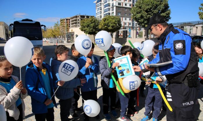 Polisler miniklere mesleklerini anlattı