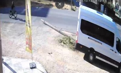 5 metrelik direği yola devirdi, bisiklet sürücüsü son anda kurtuldu