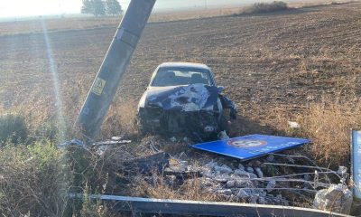 Bilecik’te tarlaya uçan araç hem elektrik direğine hem de hız sınırı tabelasına çarparak durabildi