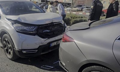 Otomobilin çarptığı yaşlı kadın bir yana, elindeki çantası bir yana savrulurken, kadın hayatını kaybetti