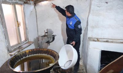 Zabıta ekiplerinden tatlı üretilen merdiven altı depoya baskın