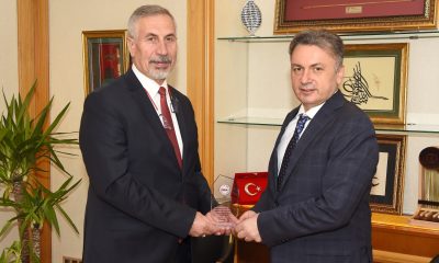 ESVAK’tan Eskişehir Anadolu Üniversitesi Rektörü Prof. Dr. Kemal Şenocak’a plaket