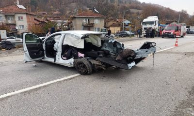 Araçlar çarpıştı, anne ve kızı hayatını kaybetti