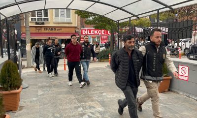 Polis baskınını fark edince uyuşturucu madde dolu poşeti balkondan fırlattı (Video Haber)