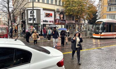 Sağanak yağmurdan korunmak isteyen vatandaşlar saklanacak yer aradı