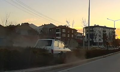 Kontrolden çıkan otomobil orta refüje çıktı (Video Haber)