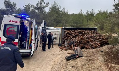 Odun yüklü kamyon devrilirken, 3 kişi yaralandı