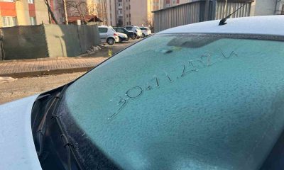 Eskişehir’de araçların üzerinde kırağı oluştu