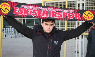 Görme engeline rağmen Eskişehirspor’un maçlarını gönül gözü ile görüyor