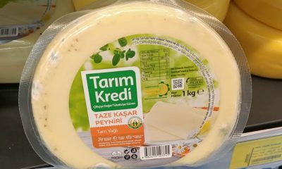 Tarım Kredi Kooperatif marketi reyonunda küflü kaşar peynirini gören vatandaş hayrete düştü