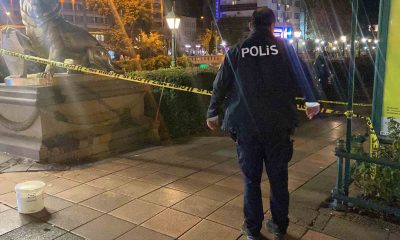 Yanlış anlaşılma yüzünden cadde ortasında bıçaklanan genç ağır yaralandı