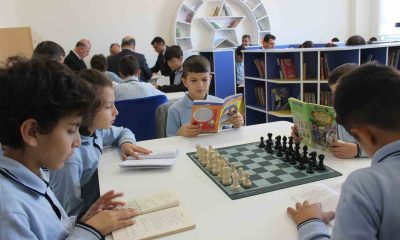Vali Aygöl öğrenciler ile birlikte kütüphanede kitap okudu