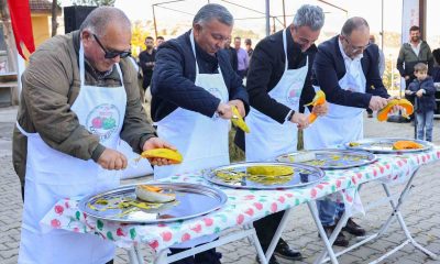 Protokol üyeleri kabak dilimini en kısa sürede soymak için yarıştı