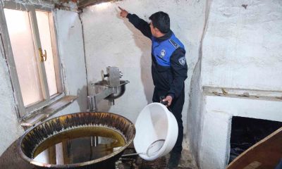 Zabıta ekiplerinden tatlı üretilen merdiven altı depoya baskın