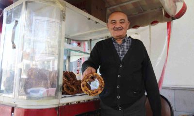Tek koluna rağmen hayata dört elle sarılan simitçinin azmi takdir topluyor (Video Haber)