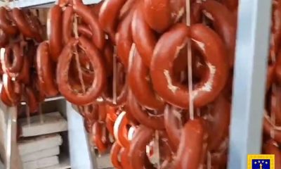 Bozulmuş ve etiketi değiştirilmiş sucukları satan gıda sahtekarlarına operasyon