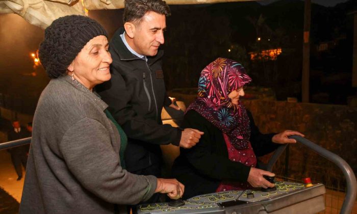 Kaptan koltuğundaki Narin ve Afiyet teyzeler köy yoluna ilk asfaltı döktü