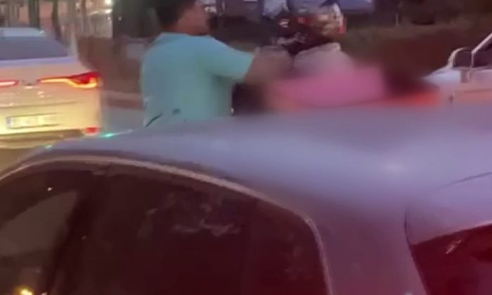 Tartıştığı motokuryeyi cadde ortasında yumrukladı