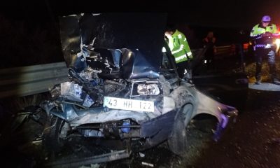 Kütahya’da otomobil ile iş makinası çarpıştı: 1 ölü, 4 yaralı