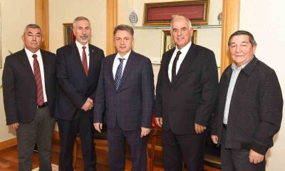 ESVAK’tan Eskişehir Anadolu Üniversitesi Rektörü Prof. Dr. Kemal Şenocak’a plaket