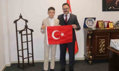 Gediz Kaymakamı Hakan Alkan, Türkiye Şampiyonu Mert Hakan Karaoğlan’ı makamında kabul etti