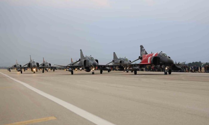 10 tane F-4E Phantom uçağıyla ‘fil yürüyüşü’ yapıldı