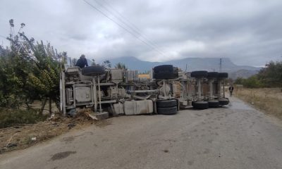 Virajı alamayan kamyon devrilirken, sürücüsü yaralandı