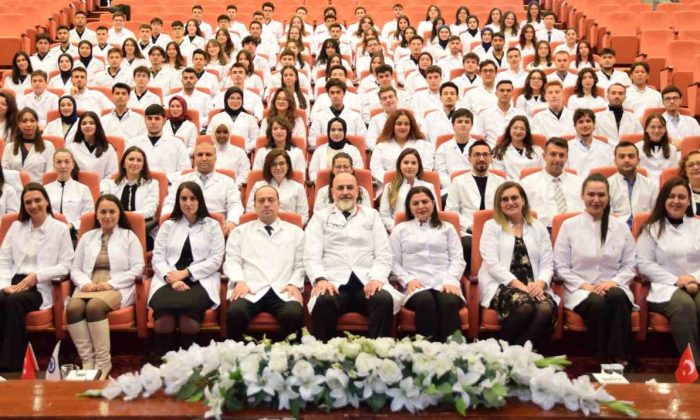 ESOGÜ’lü genç diş hekimi adayları beyaz önlüklerini giydi