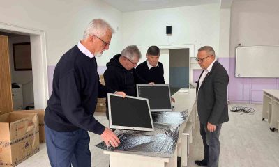 130 mezun 50 yıl önce mezun oldukları liseye bilgisayar laboratuvarı kazandırdılar