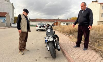 Esnaf kaza sonrası terk edilen motosiklete 2 aydır gözü gibi bakıyor