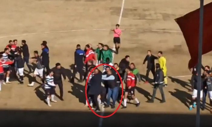 Amatör lig karşılaşmasında iki takım birbirine girdi, ortalık savaş alanına döndü