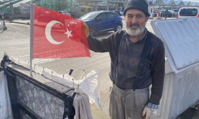 Çöpe atılan Türk bayraklarını toplayıp bisikletinde dalgalandırıyor