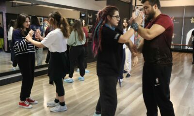 Liseli kız öğrenciler tehlikelere karşı savunma sanatı öğreniyor