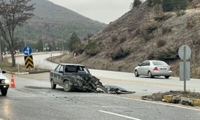 Kavşakta meydana gelen kazada 1 kişi yaralandı, iki araç kullanılmaz hale geldi
