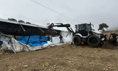Devrilen Tırın sürücüsü yaralandı, 27 ton şeker ziyan oldu