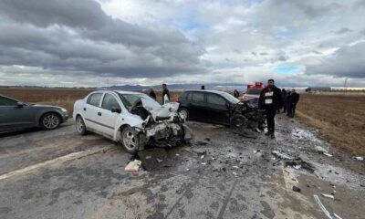 Otomobillerin kafa kafaya çarpıştığı kazada yaşlı çift hayatını kaybetti