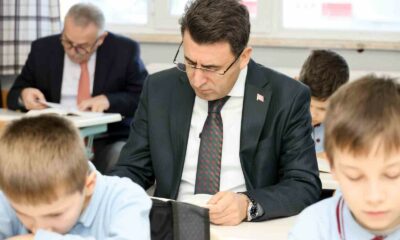 Vali Aygöl, öğrencilerle kitap okudu