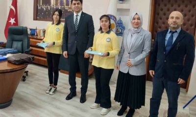 Kaymakam Bahar, öykü yarışmasında il derecesi elde eden öğrencileri ödüllendirdi