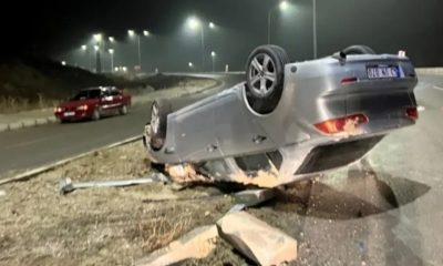 Emet’te refüje çarparak ters dönen aracın sürücüsü yaralandı