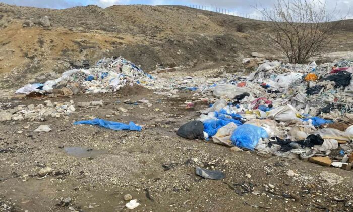 Duyarsız vatandaşlar boş arazileri çöplüğe çevirdi