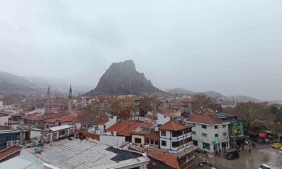 Afyonkarahisar’da beklenen kar yağışı öğle saatlerinden başladı