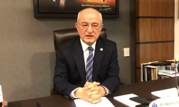 CHP’li Ali Fazıl Kasap, Saadet Partisi’nden istifa ederek yeniden partisine döndü