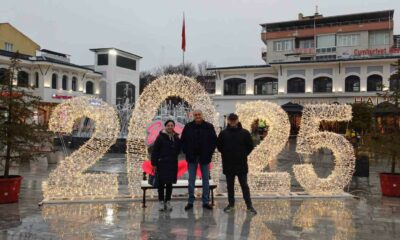 100. Yıl Çarşı Meydan yılbaşına özel ışıl ışıl oldu