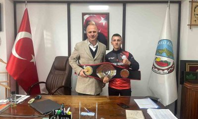 Bilecikli şampiyon dövüş sporcusu sevincini Başkan Torun ile paylaştı