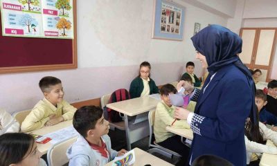 Minik öğrencilerle bir araya geldi