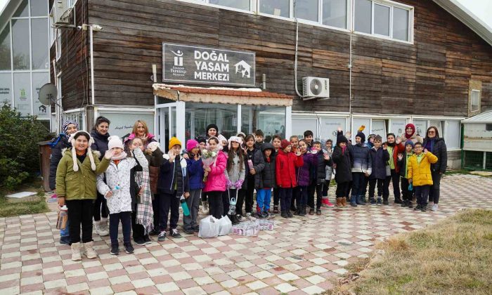 Öğrencilerden can dostlara mama bağışı